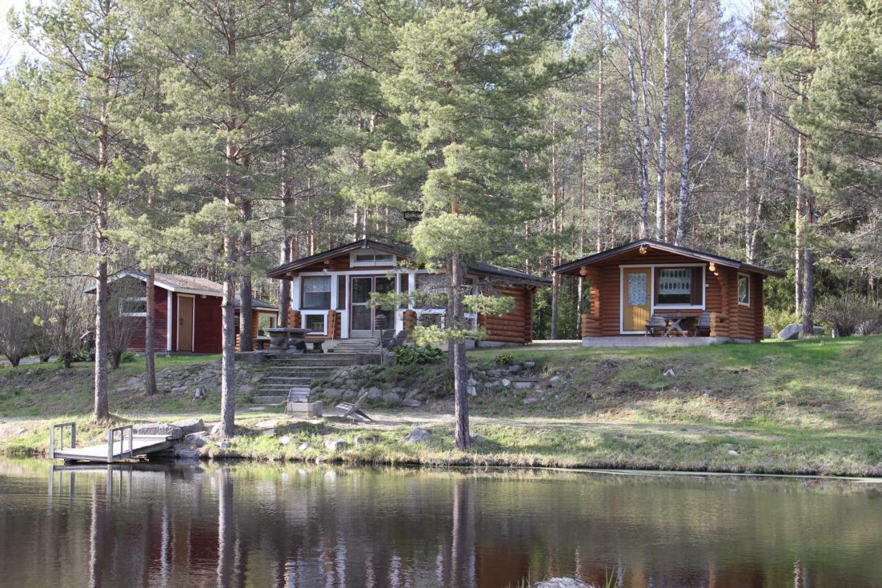 Отель Hirsimoekki Ja Makuuaitta Karijoki Экстерьер фото